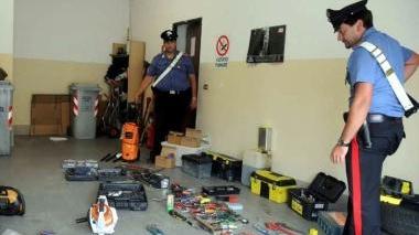 Il deposito in cui i carabinieri delle stazioni di Villafranca e di Mulazzo hanno trovato la merce risultata rubata per un valore di circa 200mila euro