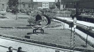L’artista Beverly Pepper al lavoro nel ’62 nelle officine Italsider, a destra la sua scultura davanti alla fabbrica Sotto il vecchio altoforno e un reparto distrutto durante la guerra