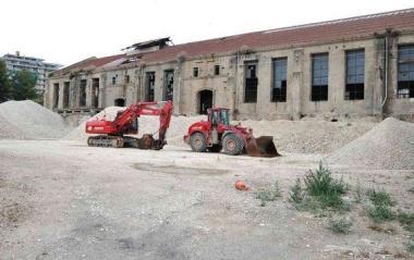 I lavori in corso nellex struttura della centrale Enel nella zona portuale di Portoferraio 