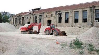 I lavori in corso nell’ex struttura della centrale Enel nella zona portuale di Portoferraio