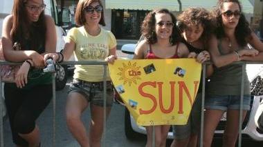 In alto il pubblico di piazza Monte alla Rena. Sopra dal Gf Francesca Giaccari con una fan