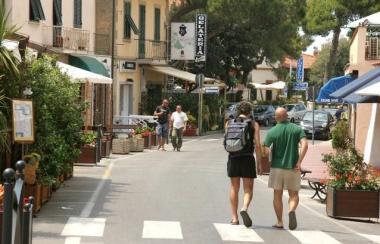 Raccolta di firme per chiudere al traffico via Fucini 