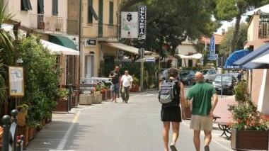 Raccolta di firme per chiudere al traffico via Fucini