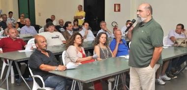A sinistra Giulio Francesco Bagnale parla all assemblea Sopra un momento delle votazioni 