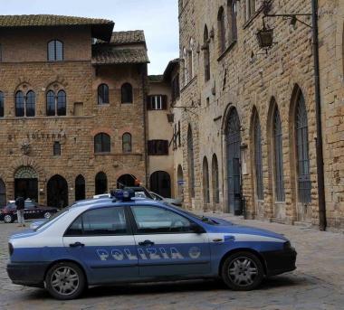 Pattuglie della polizia di Volterra e un telefono cellulare Qui luomo si faceva inviare le foto dalle bambine 
