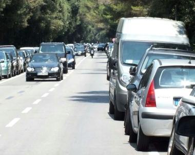 Da sinistra auto parcheggiate fuori banchina sulla via della Principessa a causa delle frane Una difficoltosa inversione di marcia sulla strada divenuta troppo stretta e il cedimento del terrapieno Sotto, macchine parcheggiate dove in tutta fretta il Comune ha istituito il divieto di sosta 