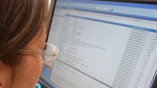 Una ragazza al pc mentre legge le posta elettronica