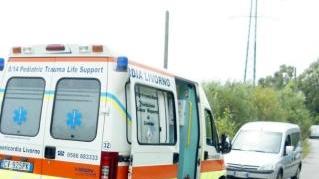 L’ambulanza della Misericordia davanti alla casa e, a fianco alcuni vicini del pensionato tentano di capire cosa è accaduto in via del Limoncino