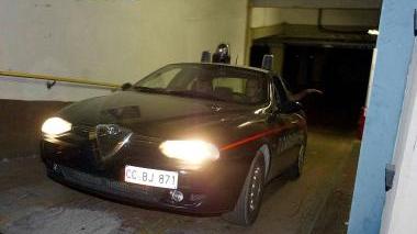 L’uomo in preda a un raptus è stato bloccato dall’intervento dei carabinieri chiamati dall’anziana madre