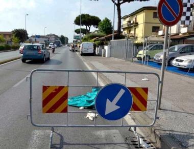 Sopra: il luogo ai piedi del cavalcavia Barsacchi dove ieri mattina è avvenuto l’incidente mortale A destra: una bella foto di Neda Neri Benedetti