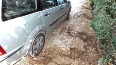 Cede la banchina, via della Principessa nel caos