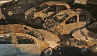 Volterra, sette auto in fiamme vicino al Teatro Romano