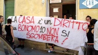 Protesta contro uno sfratto impegnati vigili e polizia