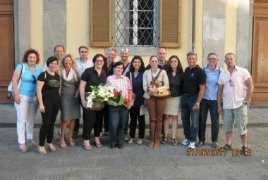 Gli ex allievi insieme alla maestra Carla Gigli 