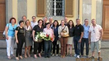 Gli ex allievi insieme alla maestra Carla Gigli