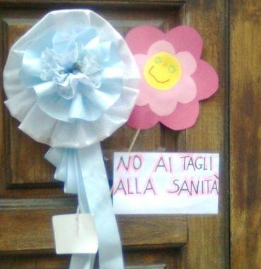 Fiocchi a un portone contro i tagli 
