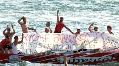 Lo striscione esposto dai vogatori del Fabbricotti davanti alla Terrazza Mascagni dopo il Palio 