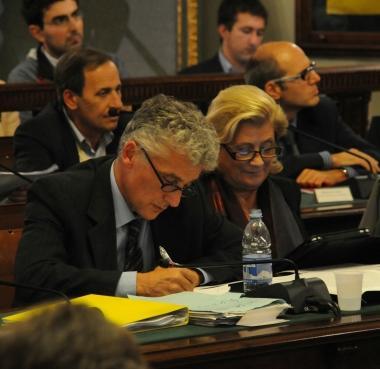 Maurizio Dinelli e Giuliana Baudone (Forza Lucca) durante una seduta del consiglio comunale