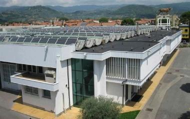 I pannelli fotovoltaici sul tetto del calzaturificio Tiger Flex di Monsummano