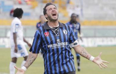 Carparelli, bomber nerazzurro, esulta dopo uno dei suoi tanti gol 