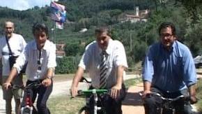 <b>IN BICI. </b>Due immagini della prima corsa sulla pista ciclabile