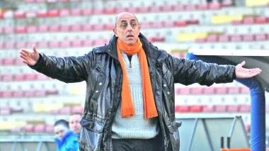 <b>IL PROFETA IN PATRIA.</b> Riccardo Agostiniani è pronto al bis sulla panchina arancione: il 23 luglio inizierà la preparazione a Pievepelago, la squadra è ancora tutta da fare ma lui non ha fretta. «Inutile correre, l’anno scorso Lisi arrivò a raduno iniziato» Intanto il mercato si accende: ieri il primo vero incontro con Corradi (nella foto qua sotto)