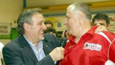 Il nuovo acquisto Giuliano Biancani e in alto a sinistra coach Mario Bini durante una intervista   
