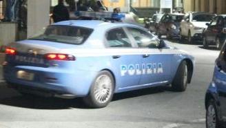 Una volante della polizia in azione durante un servizio