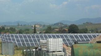 A sinistra e a destra pannelli fotovoltaici Sotto, il sindaco Gabbanini
