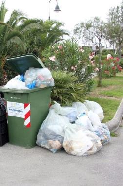 <strong>RIFIUTI.</strong> Spazzatura sui viali a mare. Non si contano le proteste dei cittadini contro l’abbandono della spazzatura in ogni zona della città. Nel mirino non solo gli incivili