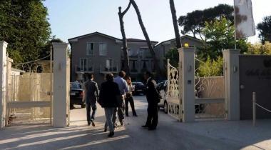 Larrivo degli invitati alla festa per linaugurazione dellhotel 