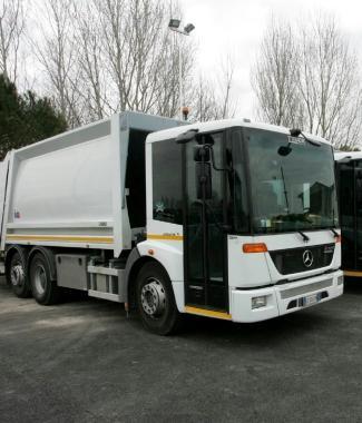 Un camion di Publiambiente per la raccolta dei rifiuti 