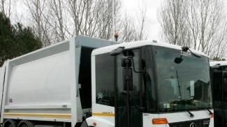 Un camion di Publiambiente per la raccolta dei rifiuti