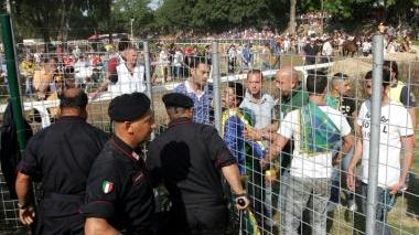 I carabinieri bloccano Farris nelle due foto a destra i fantini Fais (Raimonda) e Pusceddu (Ferruzza) coi presidenti
