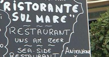 <strong>BAGNI E RISTORANTI. </strong>Sopra, clienti a uno stabilimento A sinistra un menu sul mare