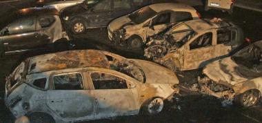 Distrutte dalle fiamme 7 auto