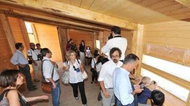 I primi visitatori delle nuove torrette e dei camminamenti realizzati all’interno dell’oasi Wwf, a destra l’osservatorio che ospita anche nidi per gli uccelli