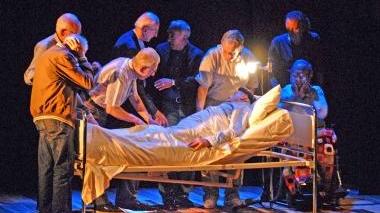 Una scena dello spettacolo “Lavorare da morire”