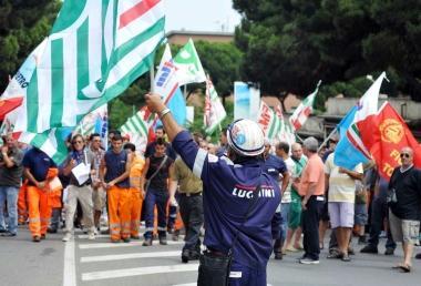 Il corteo per le vie di Piombino    