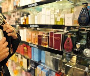 Furto di profumi, commessa blocca ladra e recupera la merce
