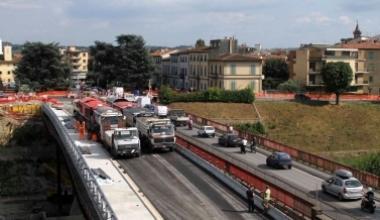 Collaudo al ponte sull'Arno 10, camion per la prova di carico