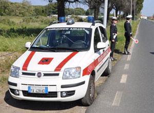 Travolge scooter e fugge, grave un giovane