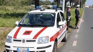 Travolge scooter e fugge, grave un giovane