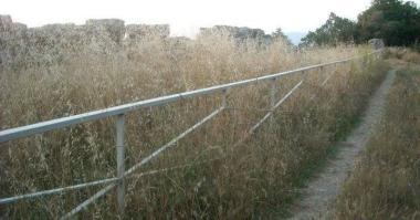 <b>DEGRADO. </b>La via che porta alle mura. Accanto rifiuti selvaggi sul piazzale 