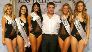 Lassessore al turismo Luca Agostini con le miss 