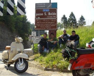 Il gruppo di vespisti empolesi che andranno sulle Dolomiti           