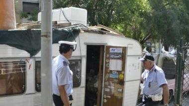 <b>PERQUISIZIONE.</b> Agenti della polizia municipale fuori dalla roulotte
