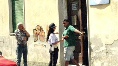 Lassessore Cant&ugrave; e i vigili durante le trattative ieri mattina con la famiglia che aveva occupato ledificio         