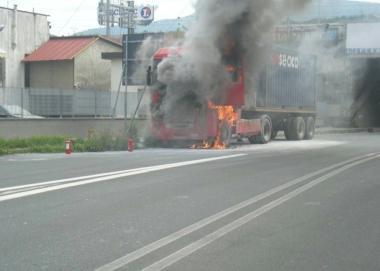 Il camion in fiamme a Santo Stefano Magra 