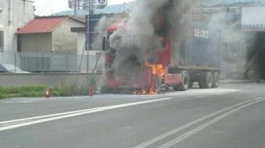 Il camion in fiamme a Santo Stefano Magra